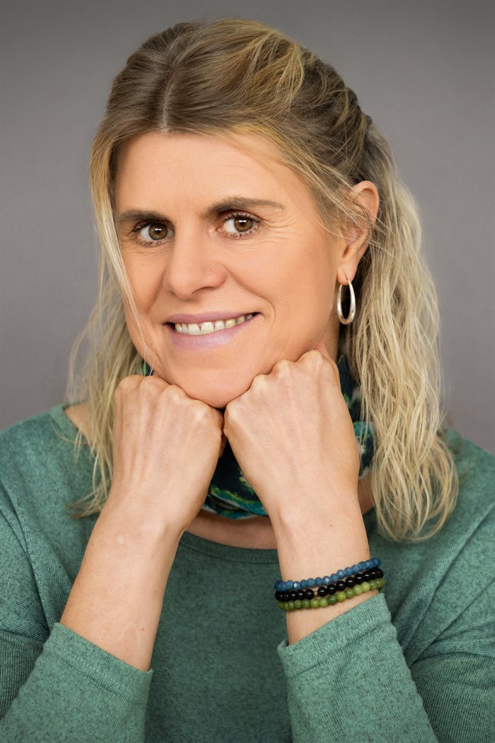 Porträt von Kristin Nottbohm, Heilpraktikerin für Natur- und Pflanzenheilkunde, mit dem Kinn auf die Hände gestützt